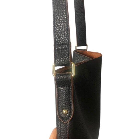 Vantige Black Leather Crossbody Bag with Magnetic Closure & Adjustable S… - Picture 4 of 5